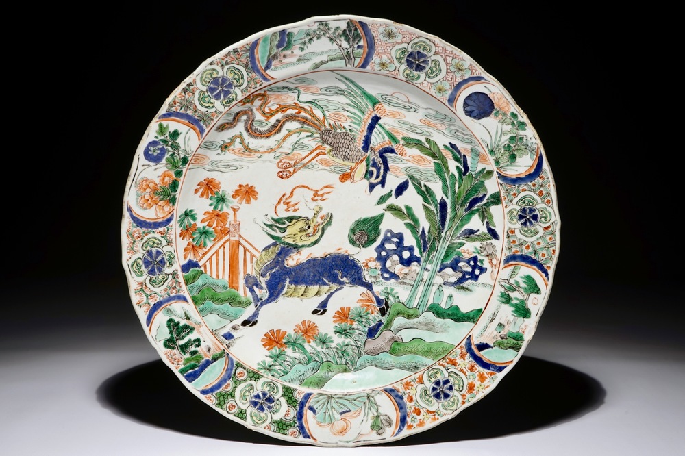 Un grand plat en porcelaine de Chine famille verte &agrave; d&eacute;cor d'un qilin et ph&eacute;nix, Kangxi