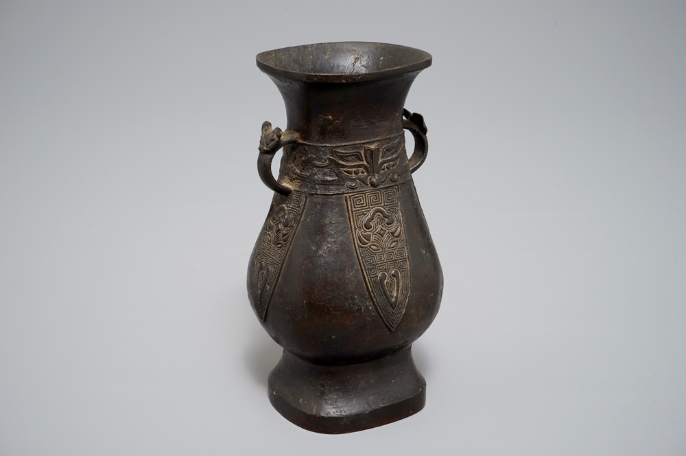 Een Chinese archa&iuml;stische bronzen hu-vaas, Ming