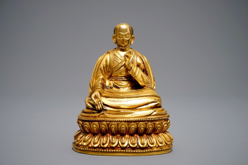 Een Sino-Tibetaanse verguld bronzen figuur van een dalai lama, 19/20e eeuw