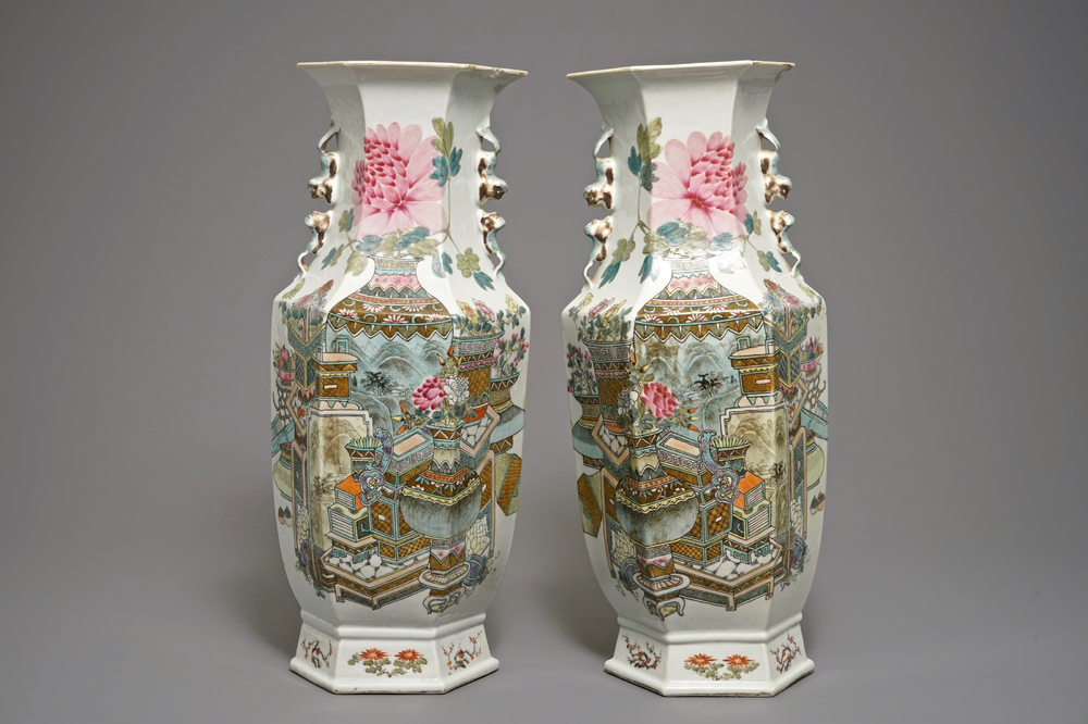 A pair of Chinese hexagonal qianjiang cai vases with antiquities design, signed Xu Pinheng, 19/20th C.