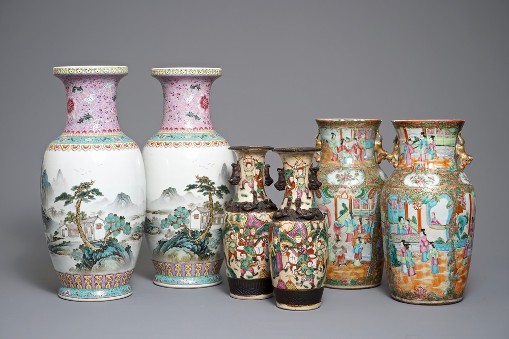 Trois paires de vases en porcelaine de Chine famille rose et verte, 19/20&egrave;me