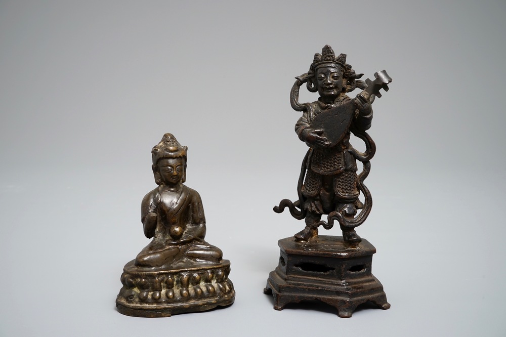 Twee Chinese en Sino-Tibetaanse bronzen figuren van Boeddha en van een muzikant, 17/18e eeuw