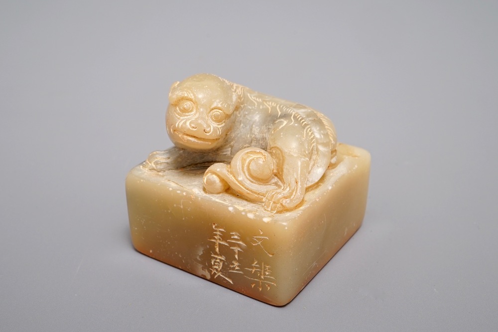 Un sceau en pierre de savon de Shoushan avec un lion bouddhiste, dat&eacute; et inscrit