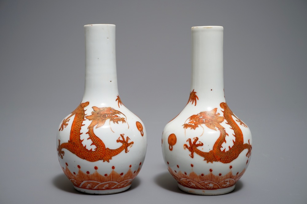 Een paar Chinese ijzerrode en vergulde flesvormige vaasjes met draken, Wanli merk, 19e eeuw