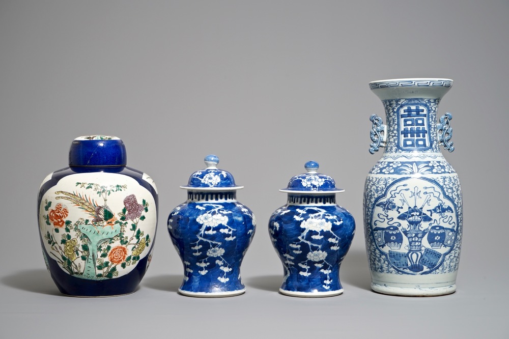 Vier Chinese blauwwitte en famille verte vazen, 19/20e eeuw