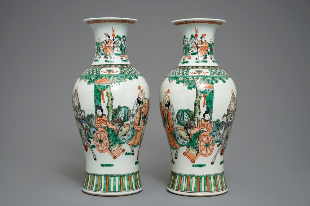 Une paire de vases en porcelaine de Chine famille verte &agrave; d&eacute;cor de guerriers, 19/20&egrave;me