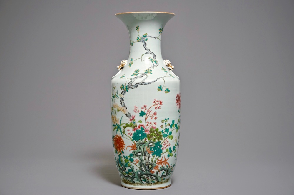 Un vase en porcelaine de Chine famille rose &agrave; d&eacute;cor floral, 20&egrave;me