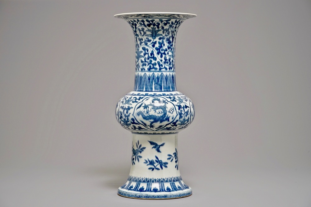 Un grand vase de forme gu en porcelaine de Chine bleu et blanc, marque de Qianlong, 19&egrave;me