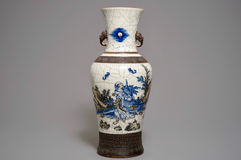 Een Chinese blauwwitte Nanking craquel&eacute; vaas met de onsterfelijke Li Tieguai, 19e eeuw