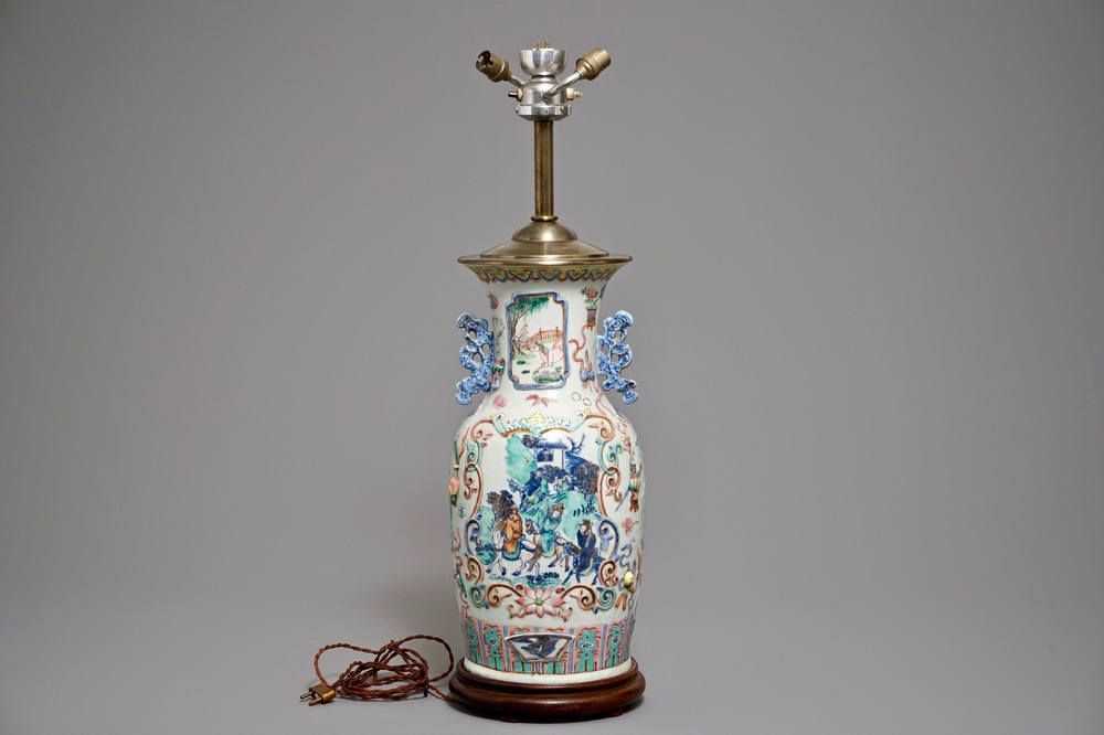 Un vase en porcelaine de Chine famille rose &agrave; d&eacute;cor appliqu&eacute; mont&eacute; en lampe, 19&egrave;me
