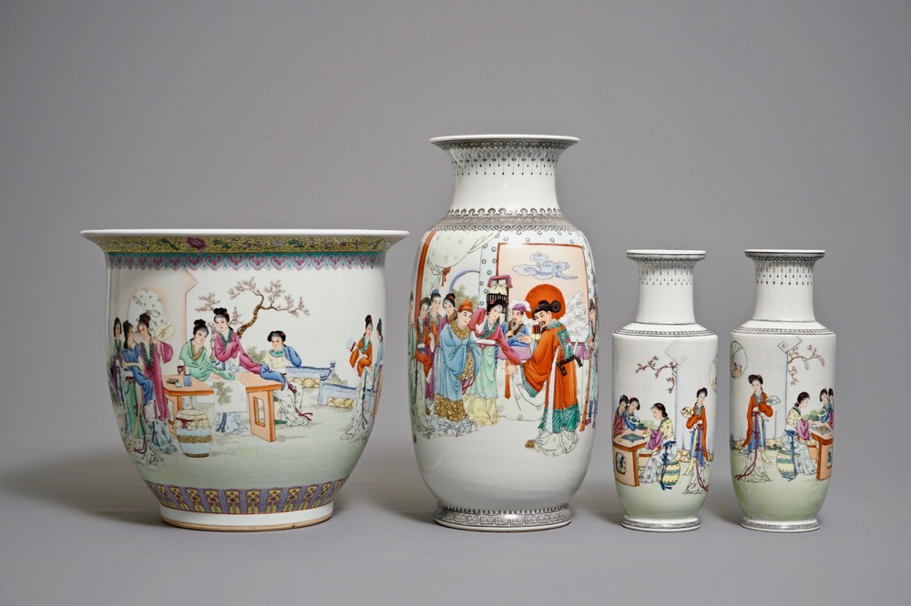 Quatre vases en porcelaine de Chine famille rose, R&eacute;publique, 20&egrave;me