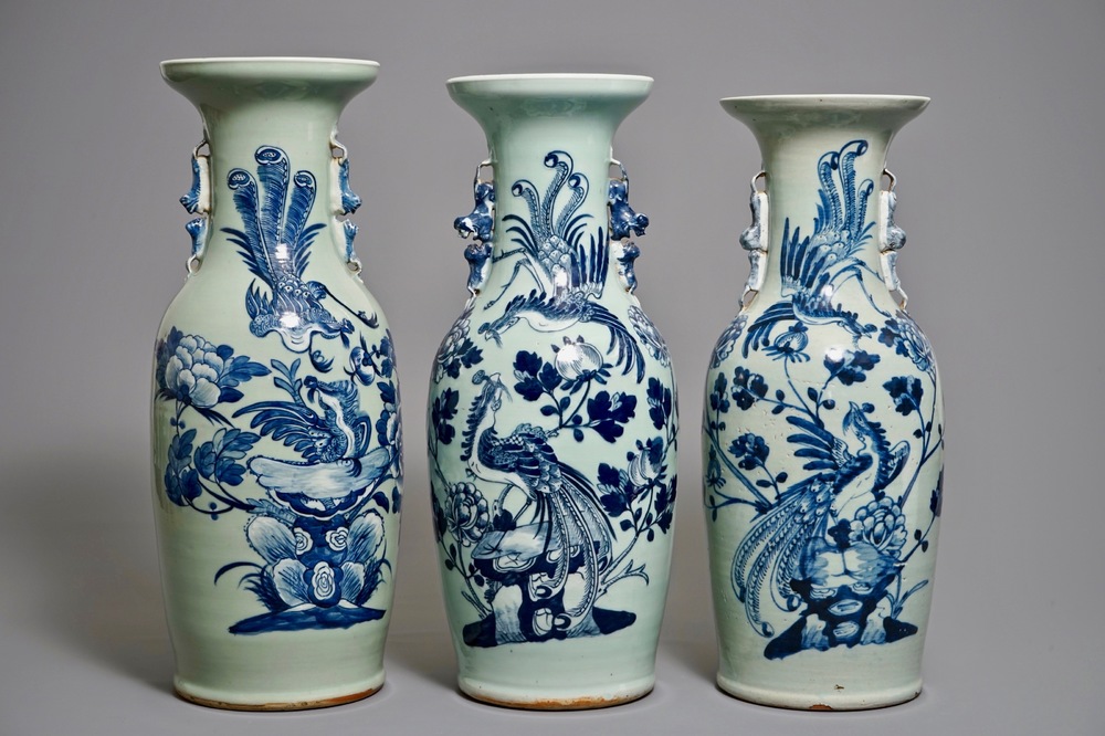 Trois vases en porcelaine de Chine aux ph&eacute;nix en bleu et blanc sur fond c&eacute;ladon, 19&egrave;me