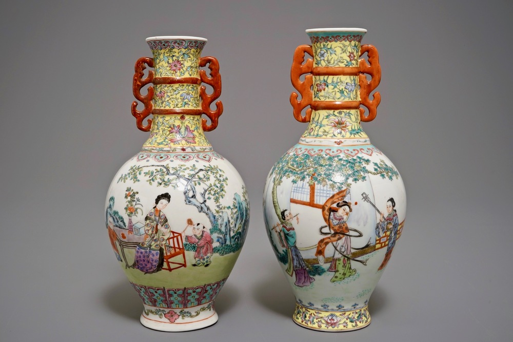 Deux vases &agrave; longs cols en porcelaine de Chine famille rose, marque de Qianlong, 20&egrave;me