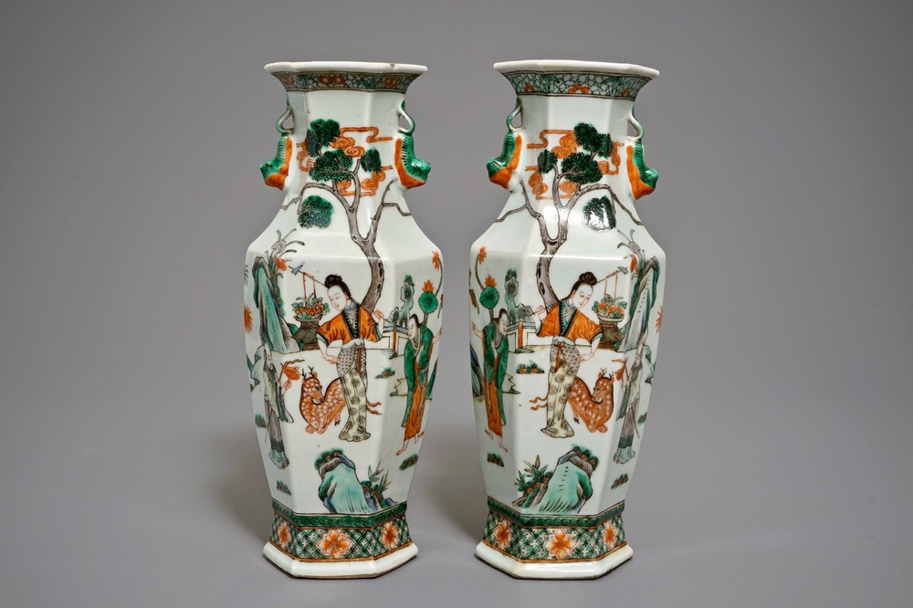 Une paire de vases hexagonaux en porcelaine de Chine famille verte &agrave; d&eacute;cor de l'immortelle Magu, 19&egrave;me