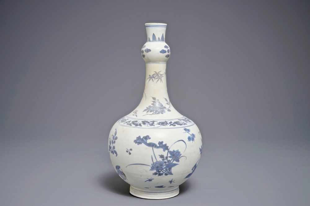 A Chinese blue and white globular bottle vase with floral design, Hatcher cargo, Transitional period