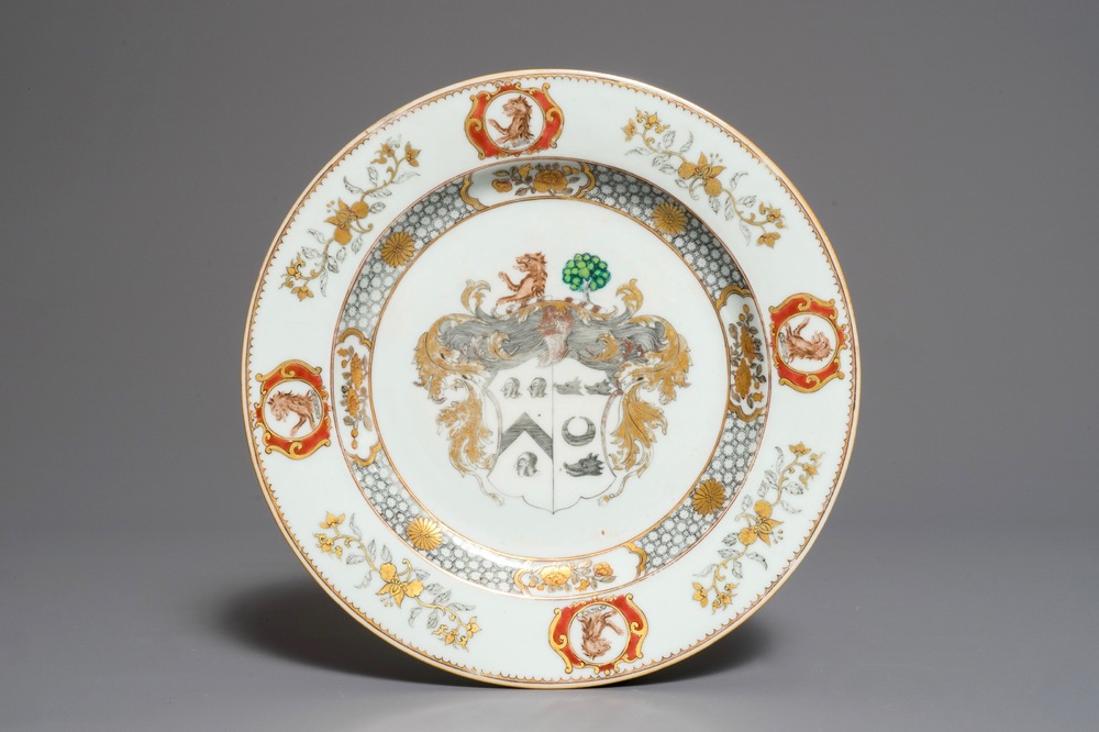 Un plat armori&eacute; en porcelaine de Chine pour le march&eacute; &eacute;cossais, armes de More et Hog, Qianlong