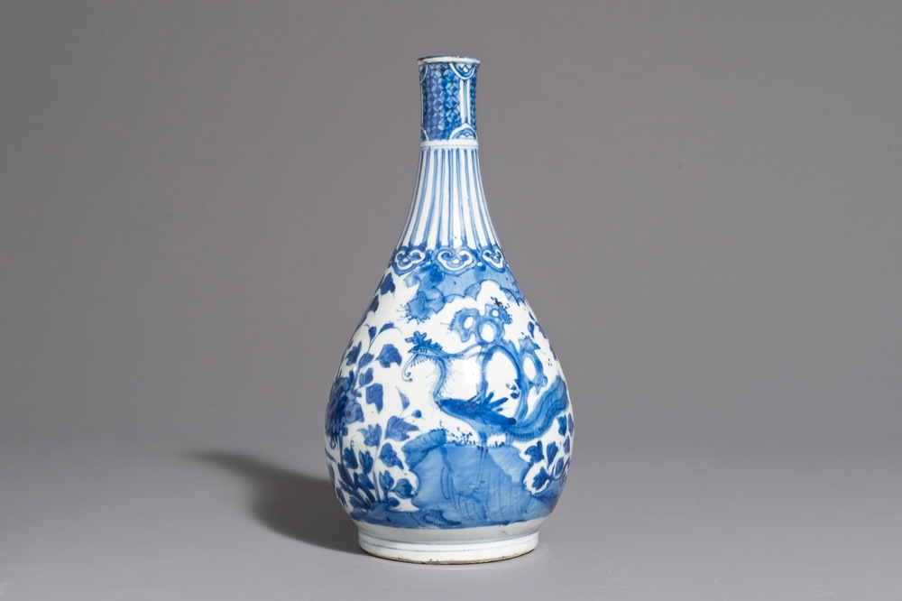 Un vase de forme bouteille en porcelaine de Chine bleu et blanc, marqu&eacute; au li&egrave;vre, Wanli
