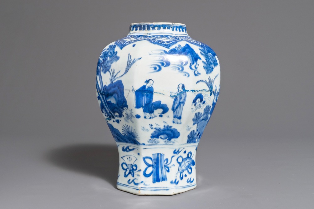 Un vase de forme balustre en porcelaine de Chine bleu et blanc, &eacute;poque Transition