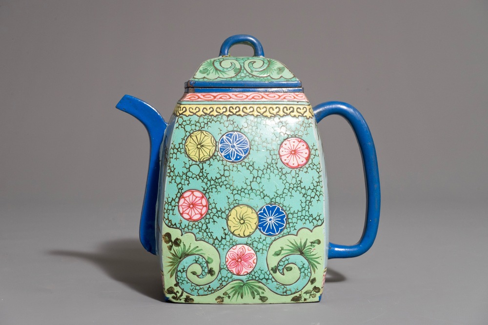 A Chinese enamelled Yixing teapot, 18/19th C.