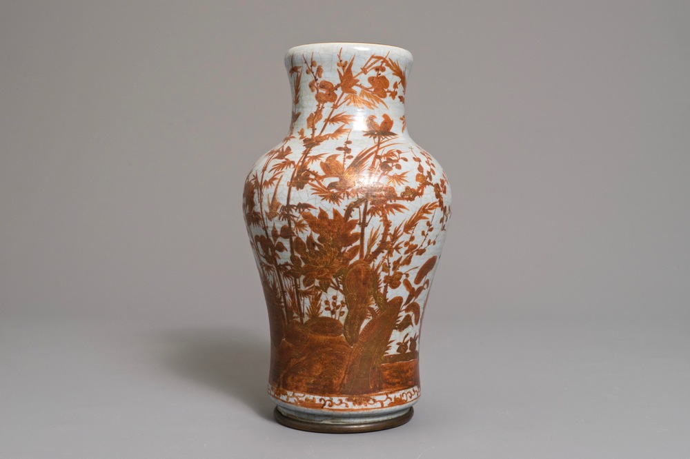 A Chinese Nanking crackle-glazed vase with overglaze design, 19th C.