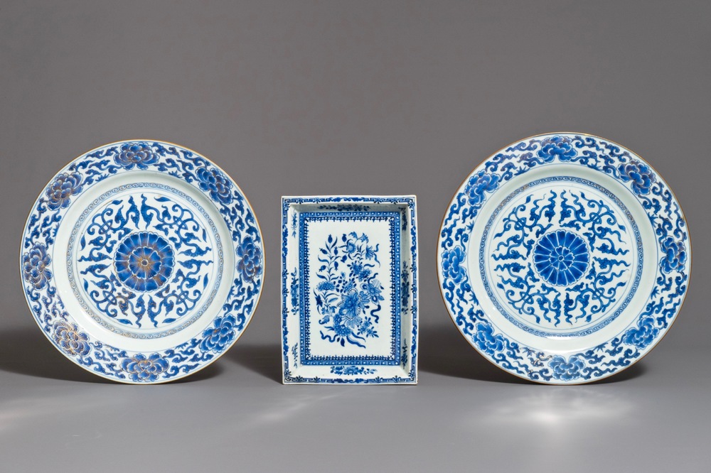 Une paire de plats et un pr&eacute;sentoir rectangulaire en porcelaine de Chine bleu et blanc, Kangxi/Qianlong