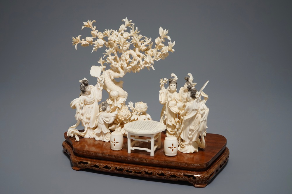 A Chinese carved ivory group on inlaid wooden base, 1st half 20th C.