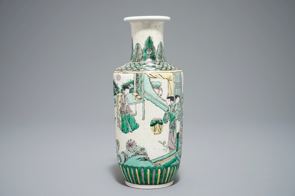 Un vase de forme rouleau en biscuit famille verte, Kangxi ou apr&egrave;s