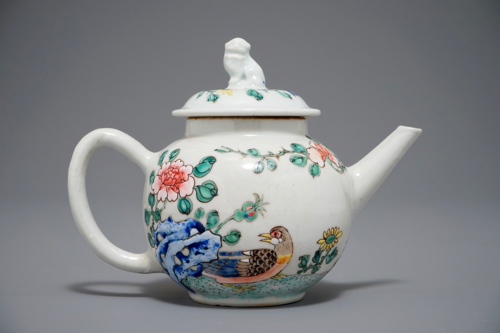 Une th&eacute;i&egrave;re couverte en porcelaine de Chine famille rose, Yongzheng