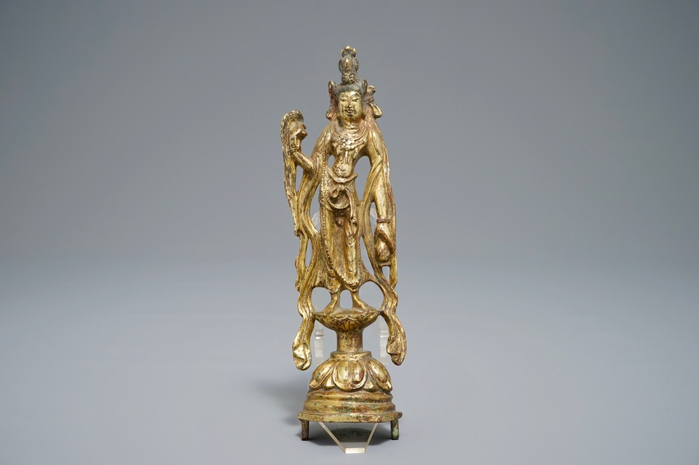 Een Chinese verguld bronzen figuur van Guanyin, Tang of later
