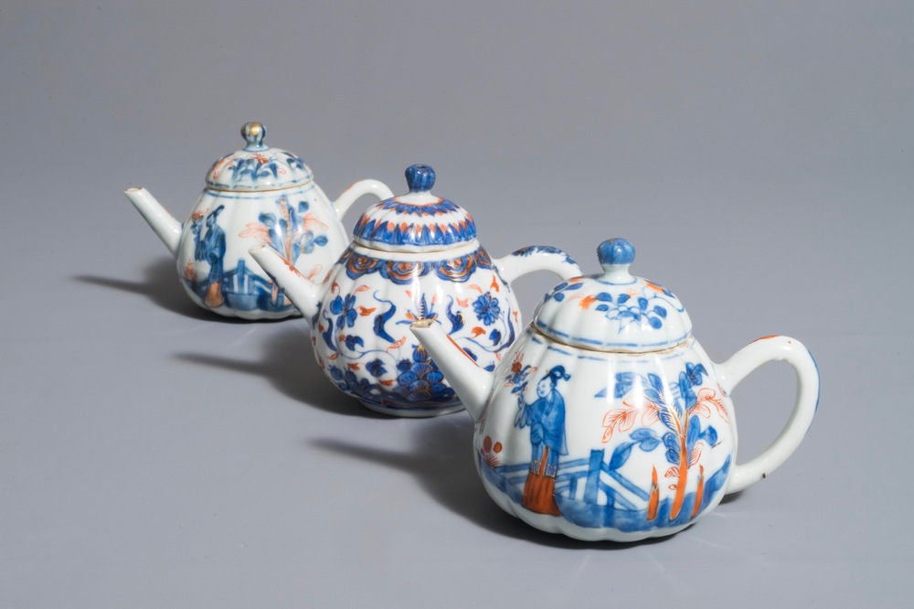 Trois th&eacute;i&egrave;res couvertes en porcelaine de Chine de style Imari, Kangxi