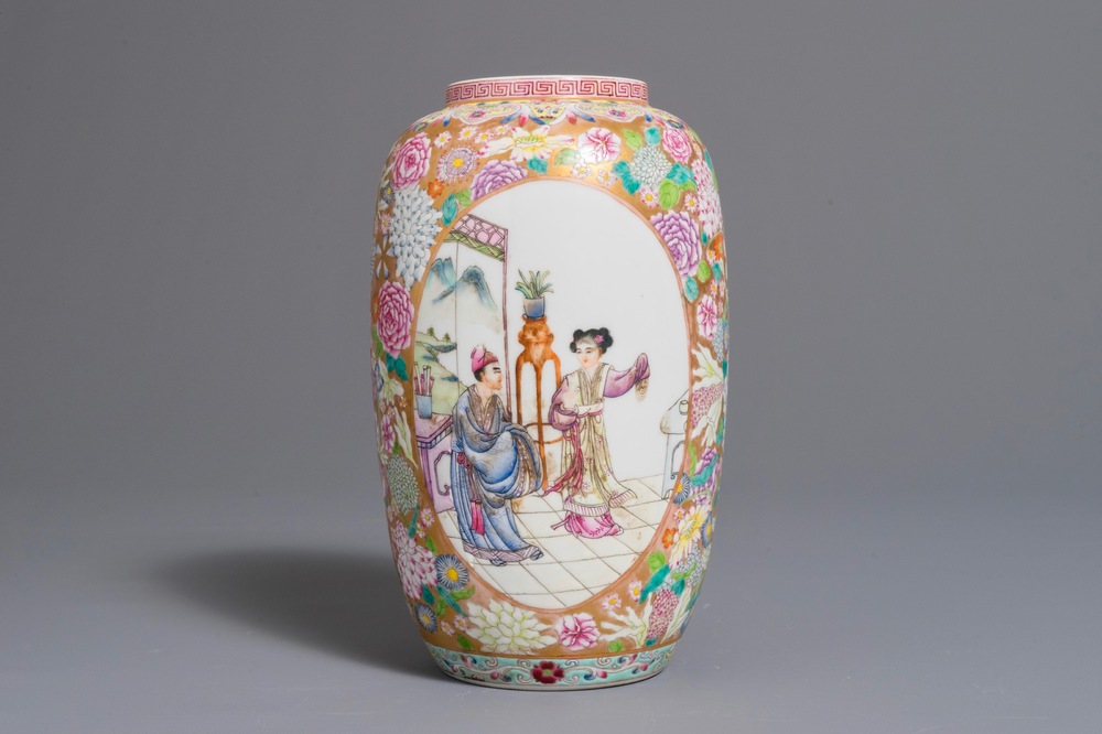 Een Chinese famille rose millefleurs vaas met figuratieve medaillons, 20e eeuw