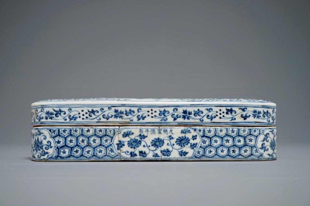 A Chinese blue and white pen box and cover, Xuande inscription, 19/20th C.