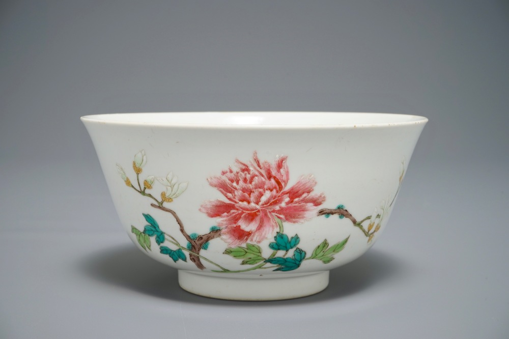 Een Chinese famille rose kom met fijn floraal decor, Qianlong merk, 19/20e eeuw