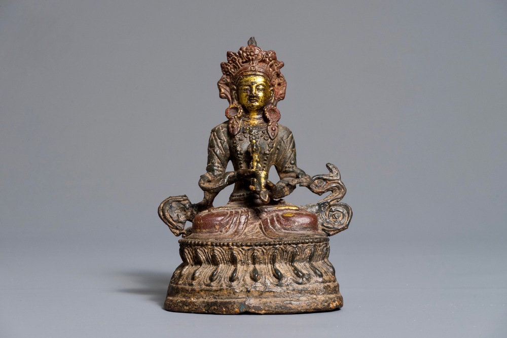 Een Chinese gelakte en vergulde bronzen Boeddha Vajrasattva, Ming