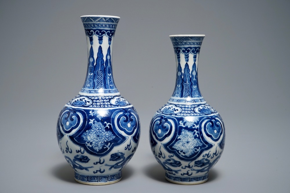 Twee Chinese blauwwitte flesvormige vazen, Guangxu merk, 19/20e eeuw