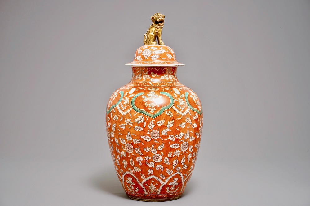 Un grand vase couvert en porcelaine &agrave; fond rouge corail, Samson, Paris, 19&egrave;me