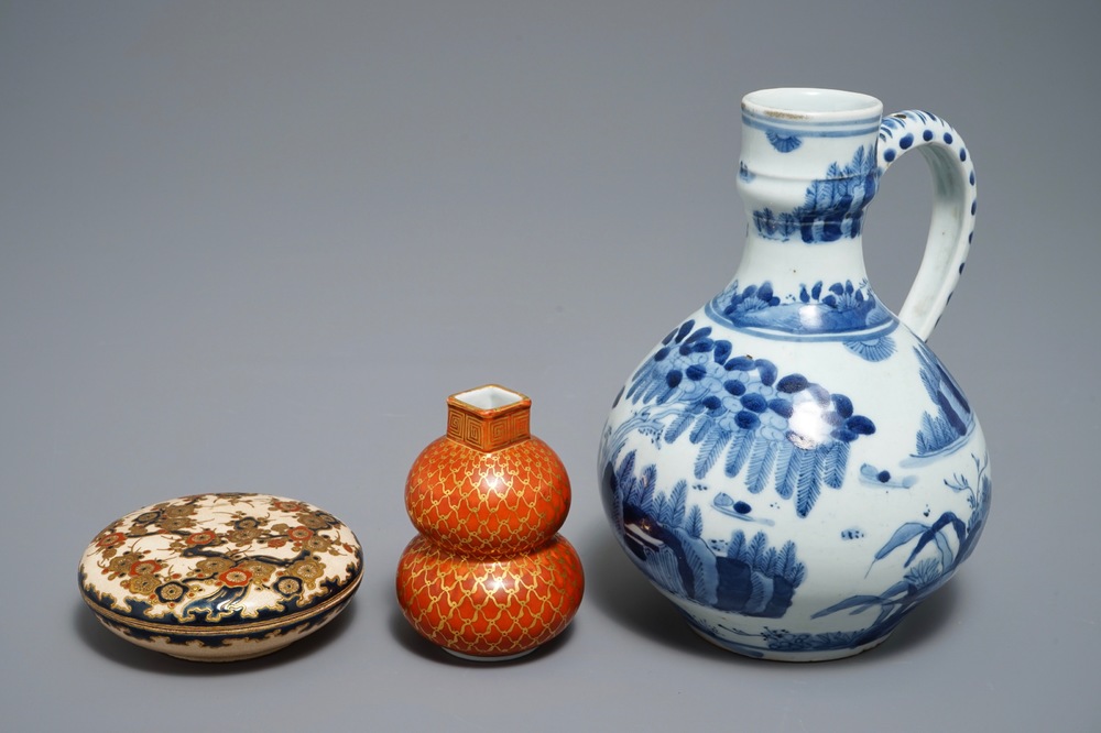 Une verseuse en porcelaine de Japon bleu et blanc d'Arita, un vase Kutani et une bo&icirc;te couverte Satsuma, Edo/Meji, 17-19&egrave;me