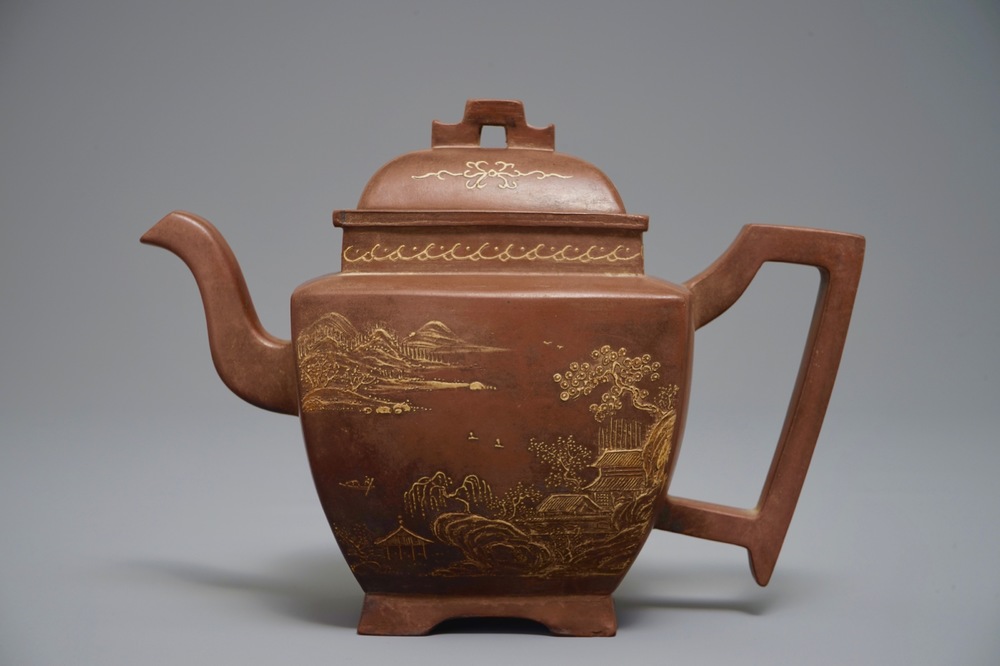 Une th&eacute;i&egrave;re en gr&egrave;s de Yixing &agrave; d&eacute;cor appliqu&eacute;, Chine, 20&egrave;me