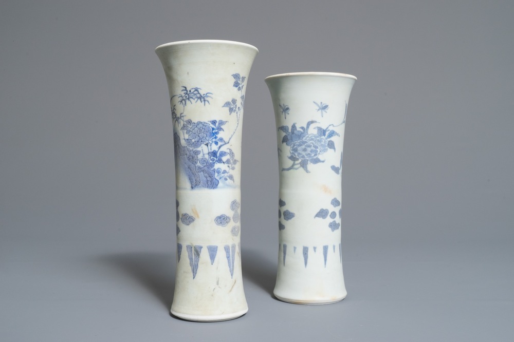 Twee Chinese blauwwitte trechtervormige vazen met floraal decor, Hatcher cargo, Transitie periode