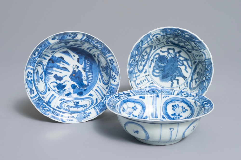 Three Chinese blue and white kraak porcelain klapmuts bowls, Wanli