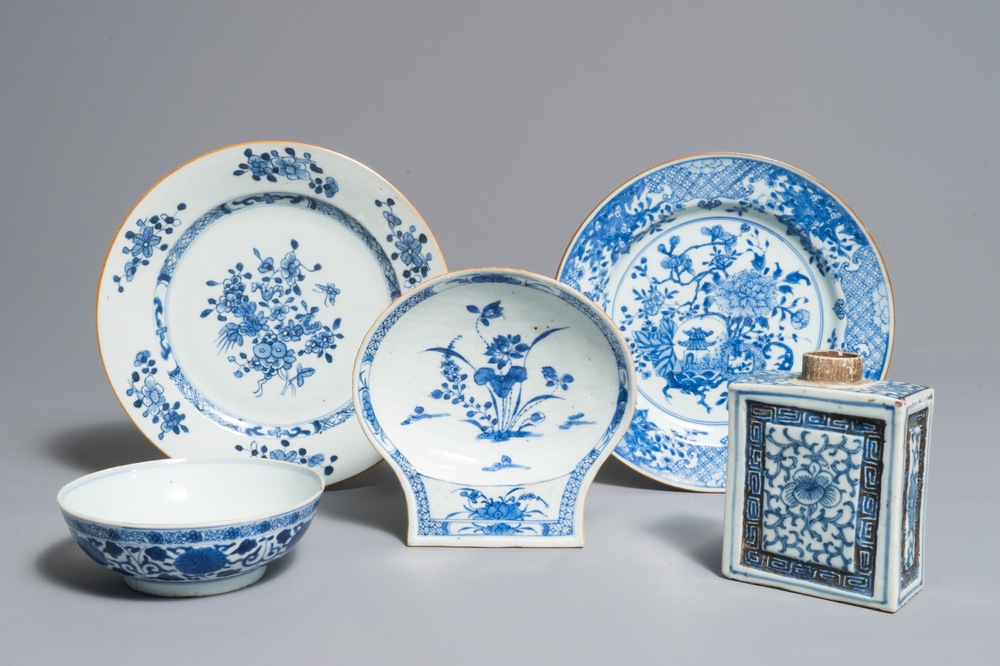 A varied selection of Chinese blue and white wares, 18/19th C.