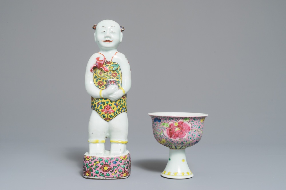 Een Chinese famille rose stem cup en een Hoho figuur, Yongzheng/Qianlong