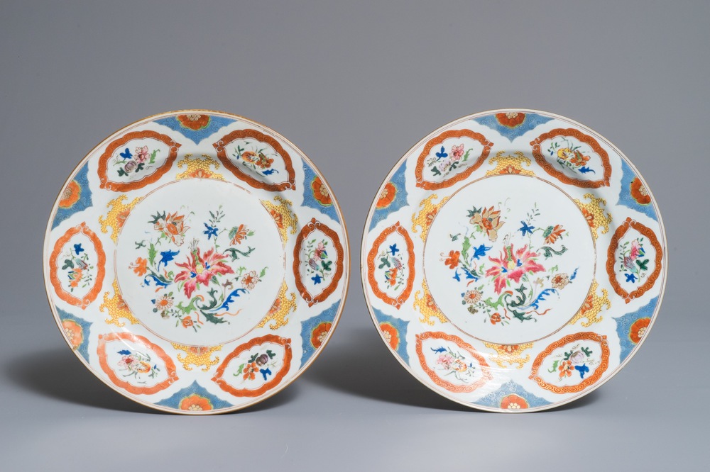 Une paire d'assiettes en porcelaine de Chine famille rose dans le go&ucirc;t de Pronk, Qianlong