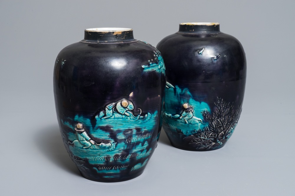 Une paire de vases de type Fahua en porcelaine de Chine &agrave; d&eacute;cor en turquoise sur fond aubergine, Kangxi