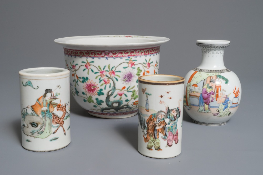 Deux pots &agrave; pinceaux, un vase et une jardini&egrave;re en porcelaine de Chine famille rose, 19/20&egrave;me