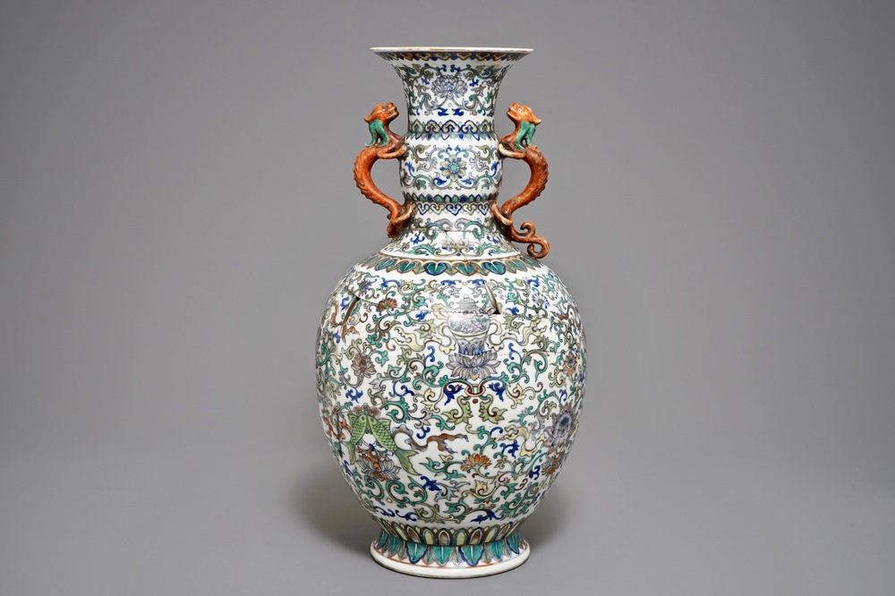 Un vase en porcelaine de Chine doucai &agrave; d&eacute;cor baijixiang, marque de Qianlong, 20&egrave;me