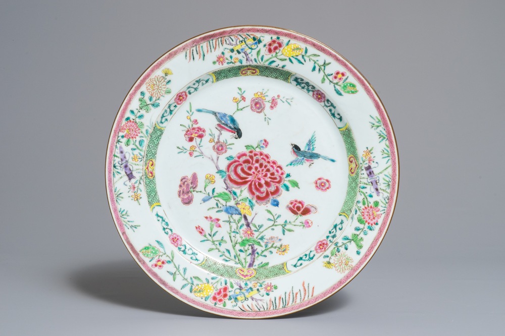 Un plat en porcelaine de Chine famille rose &agrave; d&eacute;cor d'oiseaux et pivoines, Yongzheng/Qianlong
