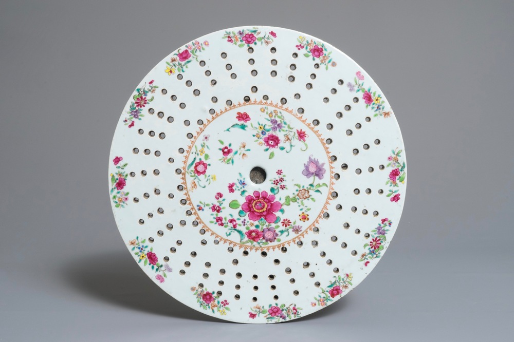 Un grand &eacute;gouttoir en porcelaine de Chine famille rose, Qianlong