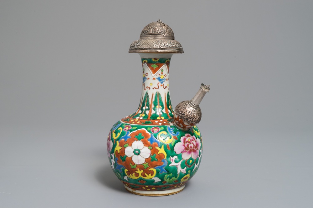 Un kendi en porcelaine de Chine famille rose &agrave; monture en argent pour le march&eacute; Peranakan ou Straits, 19&egrave;me