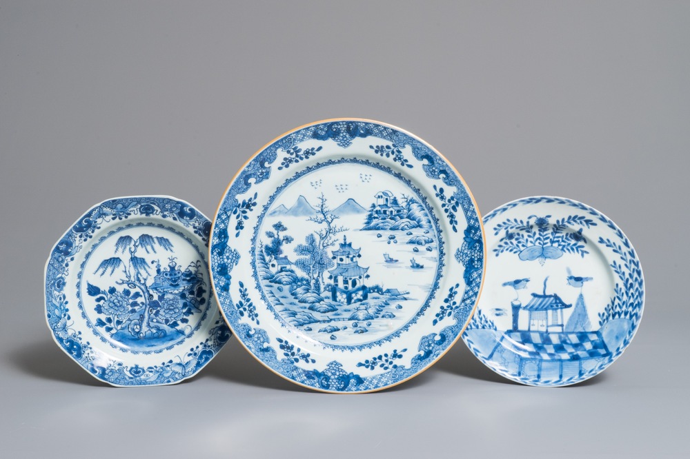 Trois plats en porcelaine de Chine bleu et blanc, Qianlong